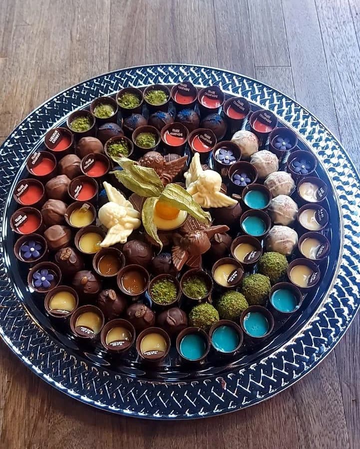 Siyah desenli tepside isimleri yazılı dolgulu çikolatalar ve melek figürleri