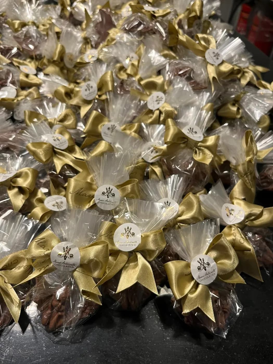 Altın kurdele ve Marie Antoinette etiketiyle tek tek paketlenmiş yüzlerce çikolata