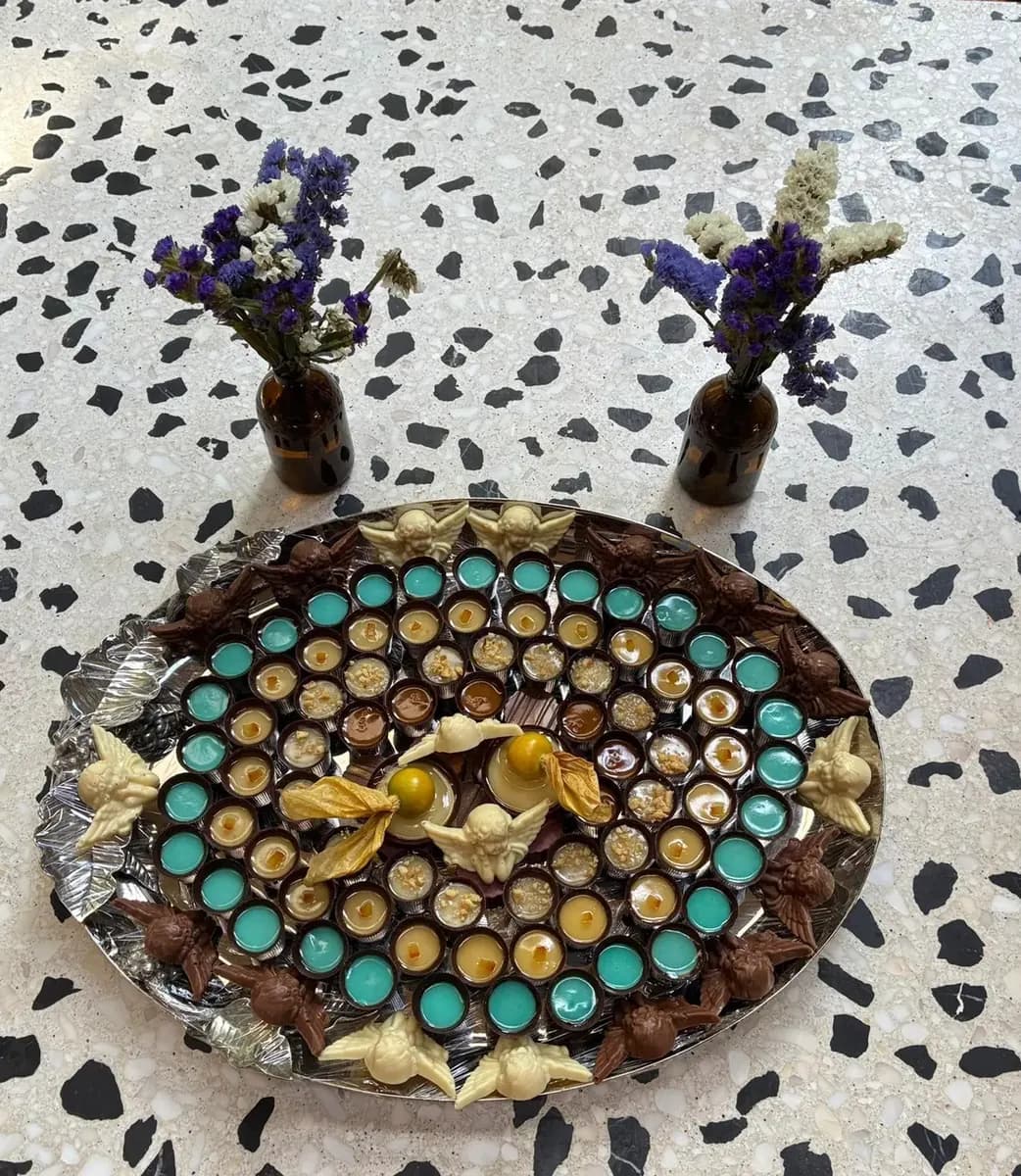 Terrazzo masada melek figürleri ve renkli dolgularla hazırlanmış oval çikolata tepsisi